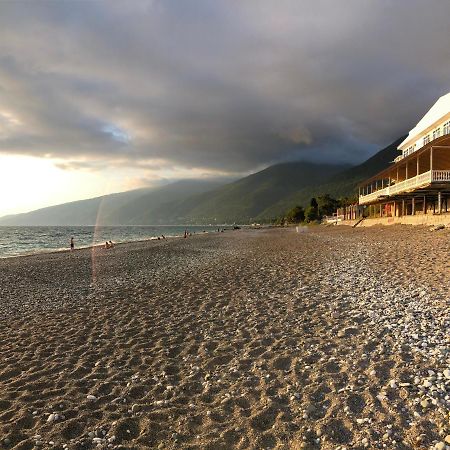 Эко Домики У Моря В Гаграх Gagra Exterior foto