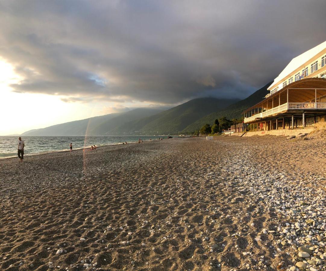 Эко Домики У Моря В Гаграх Gagra Exterior foto